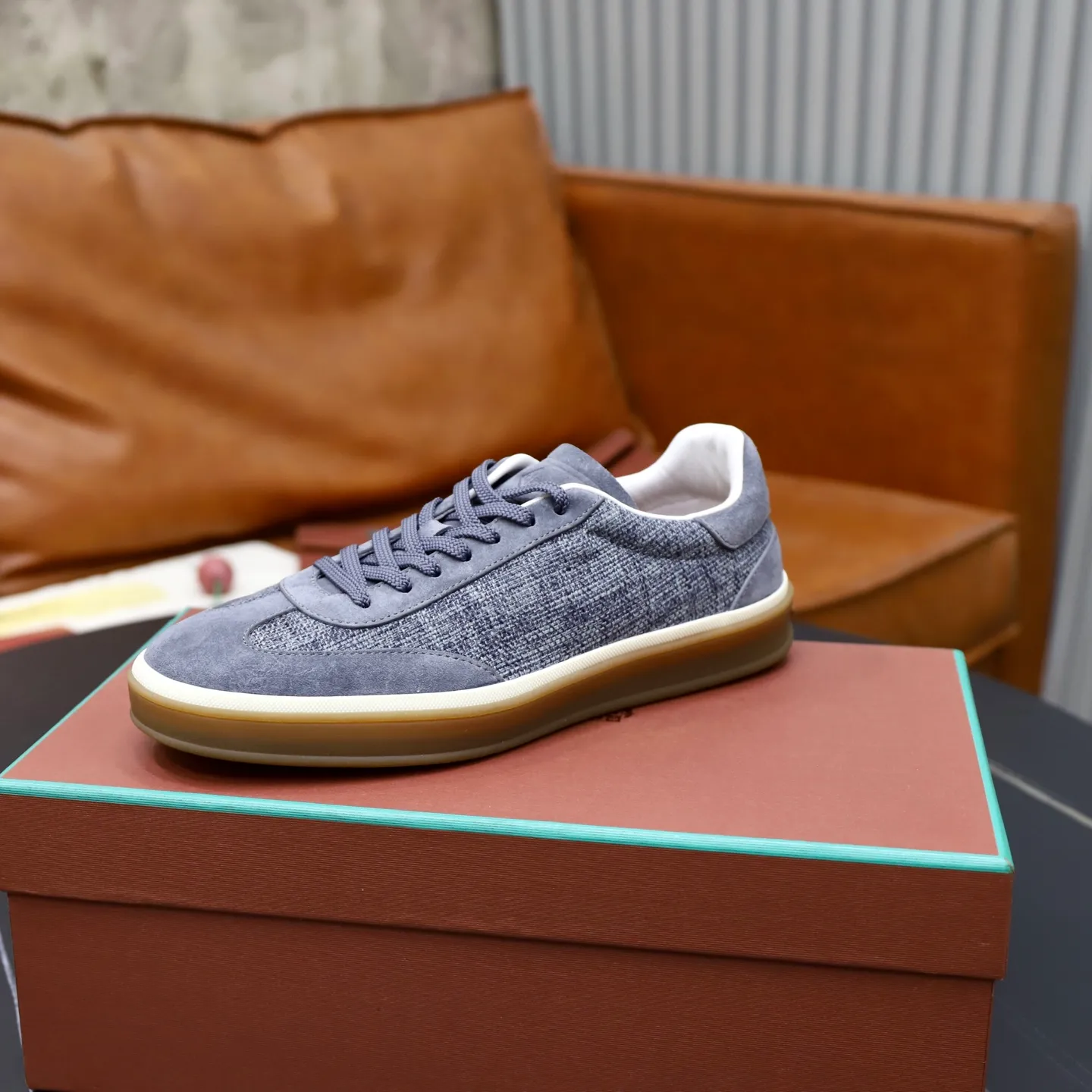Ex-factory price: 540💰Loro Riana men’s moral training sneakers! Made from high-quality materials and designed in a low-cut silhouette, it offers an elegant and stylish look that's suitable for year-round wear. The unique double-layer sole aesthetic design, caramel cup-shaped outsole is decorated with off-white rubber trim, creating an attractive color combination. Pair with tailored pieces or jeans for a sophisticated yet casual look. The heel is decorated with soft cow leather tongue with Kummel color inserts and cotton laces with embossed LP logo. Upper: cow split suede stitching knitted fabric. Lining: original thickened soft sheepskin. Size: 38-39-40-41-42-43-44 (customized in 45.46)